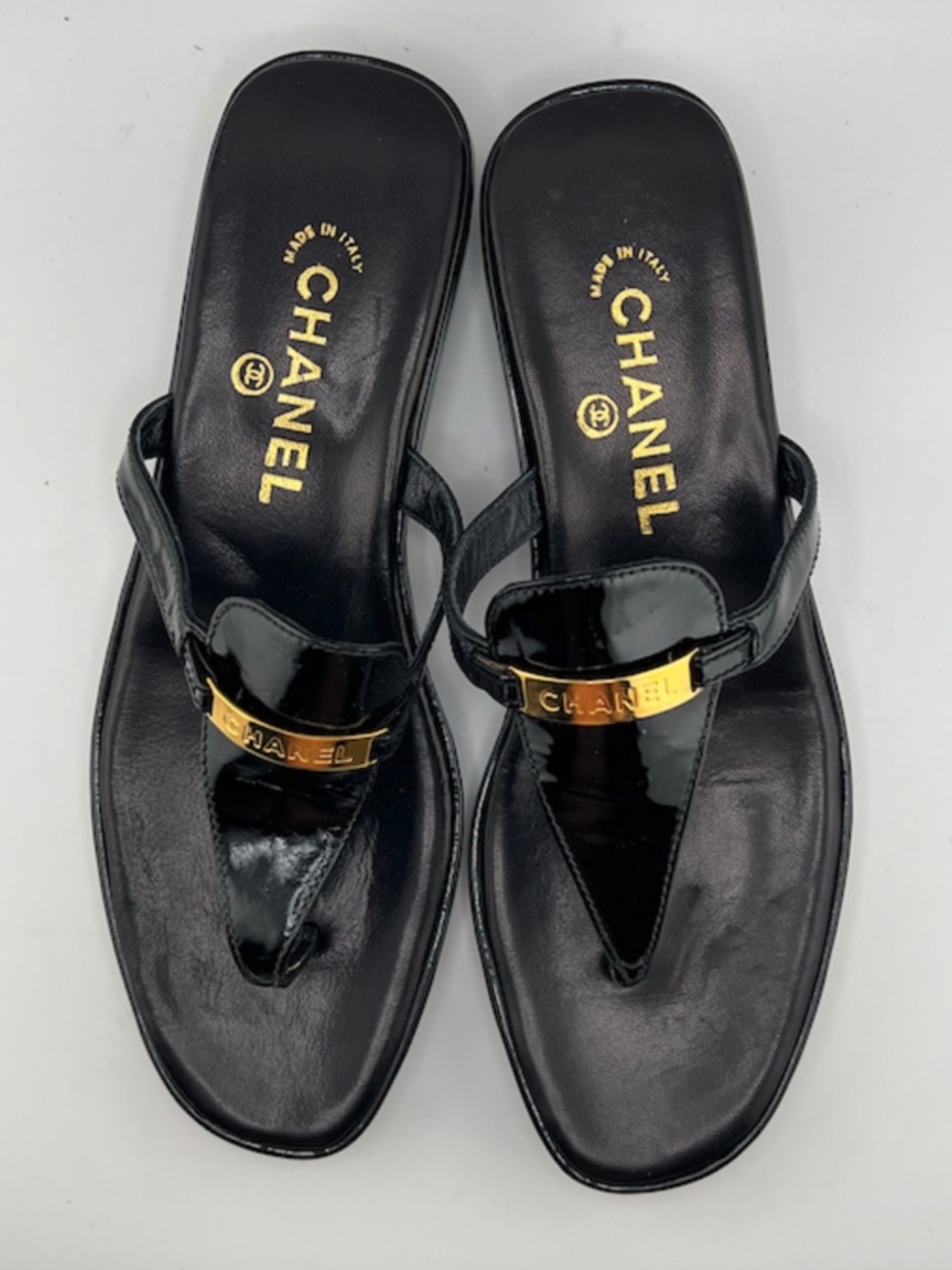 CHANEL LOGO VINTAGE PATENT THONG SANDAL